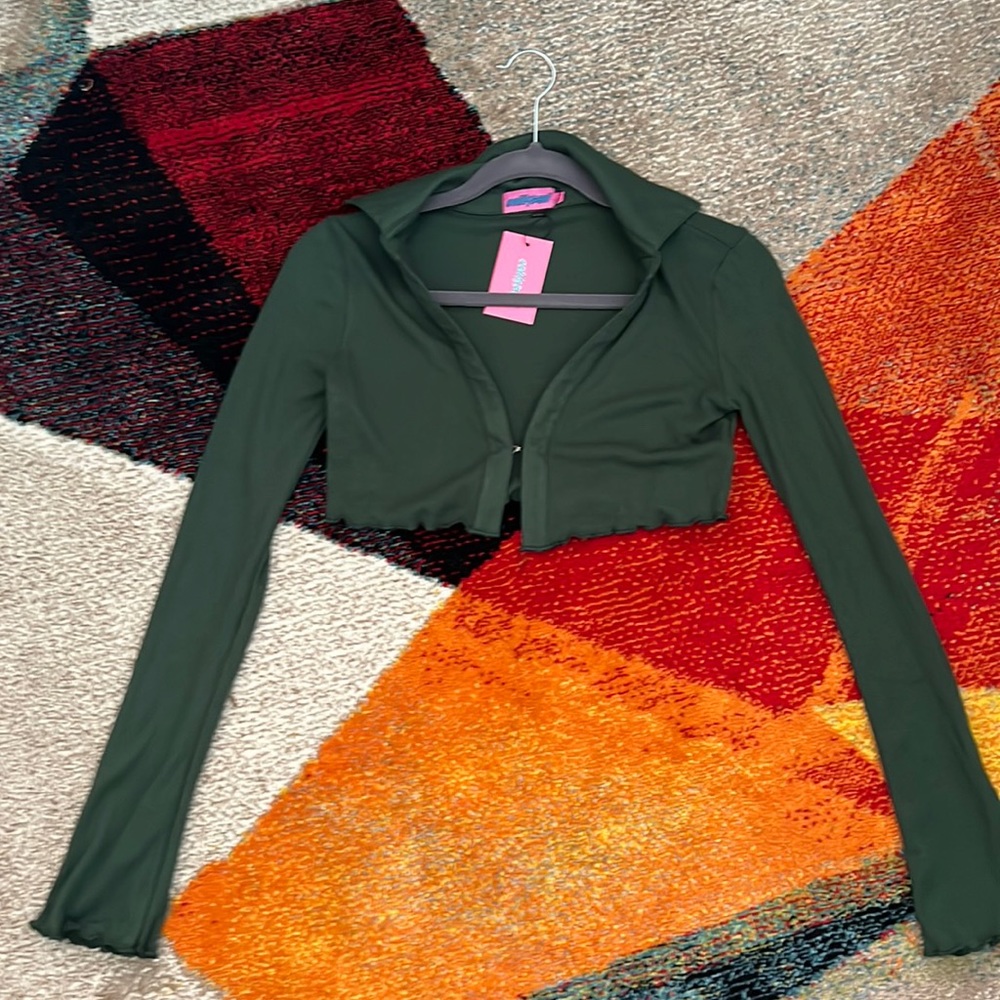 Cropped long sleeve shirt with hook in the front